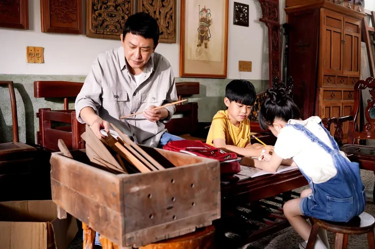 王識賢（左）戲感十足。華視提供