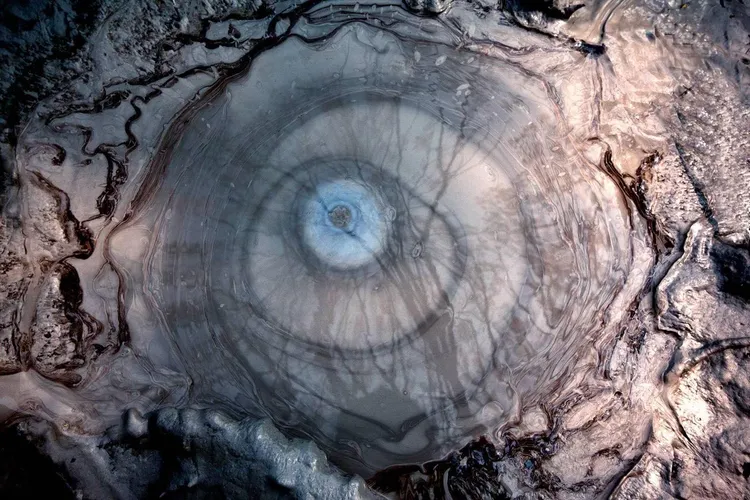 顏明邦銀鹽底片手工影像藝術創作。翻攝畫面