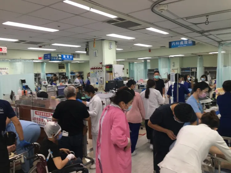 屏東科技園區內1家工廠22日晚間發生嚴重火警，消防員獲報馳援，現場卻因不明原因發生爆炸，造成5名消防員受傷，其中1名送醫搶救不治，另有多人送醫。（屏東基督教醫院提供）中央社