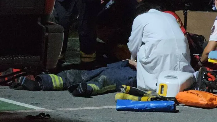 屏東科技產業園區一家工廠22日下午發生火警，警消射水灌救後爆炸，現場情況危急，醫護團隊現場跪地救援，爭取搶救時間。（民眾提供）中央社