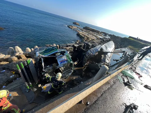 化學車撞破濱海公路護欄翻覆 「液態氯化鈣」外洩!駕駛身亡