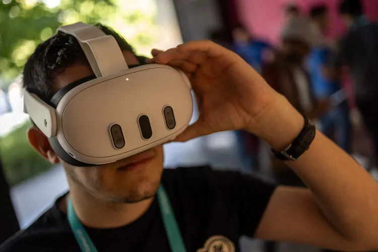 試戴VR裝置。路透社