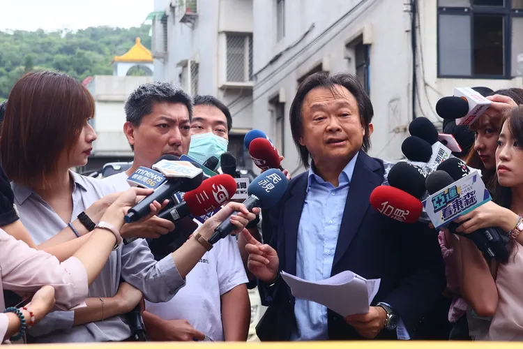 王世堅偕同受災戶出面受訪。彭欣偉攝