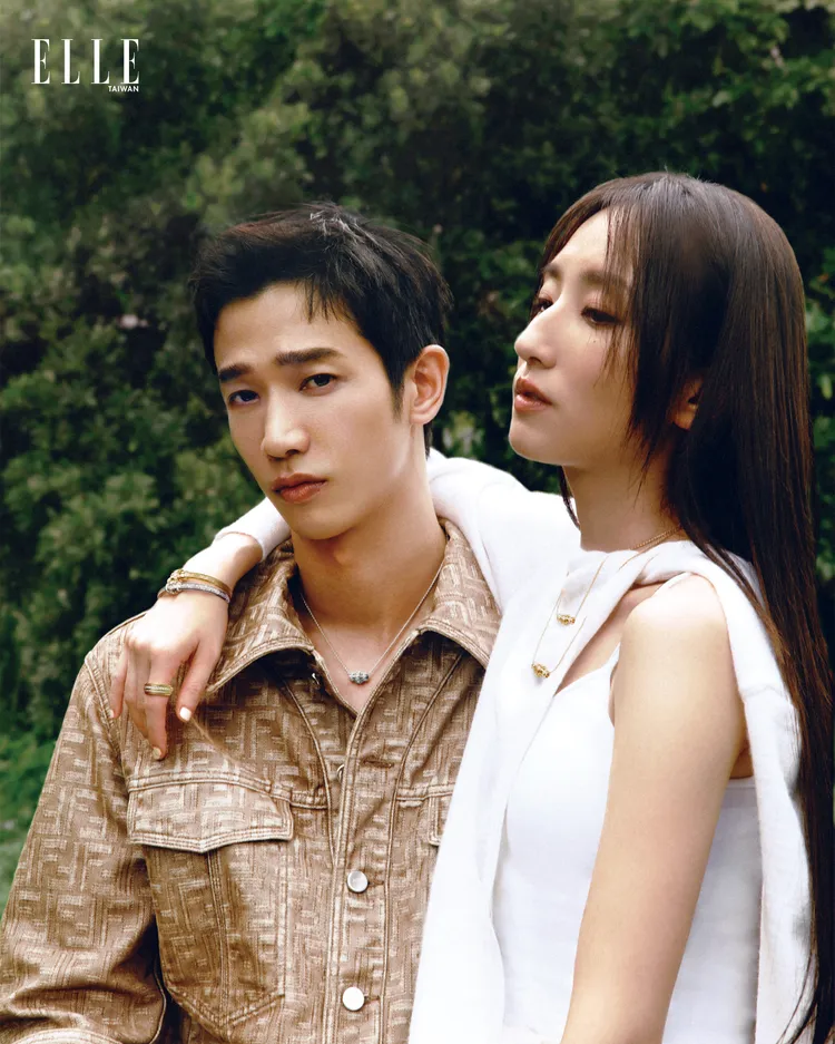 柯佳嬿（右）、劉以豪（左）拍攝《ELLE》封面。《ELLE》提供