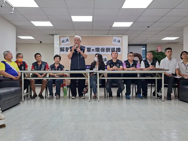 北市里長偕同議員抗議資收大軍明年喊卡。應曉薇提供