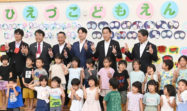 鳥取縣是日本人口最少的縣；圖為日本首相岸田文雄今年7月，到該縣日吉津村視察一間幼兒托育機構。路透社