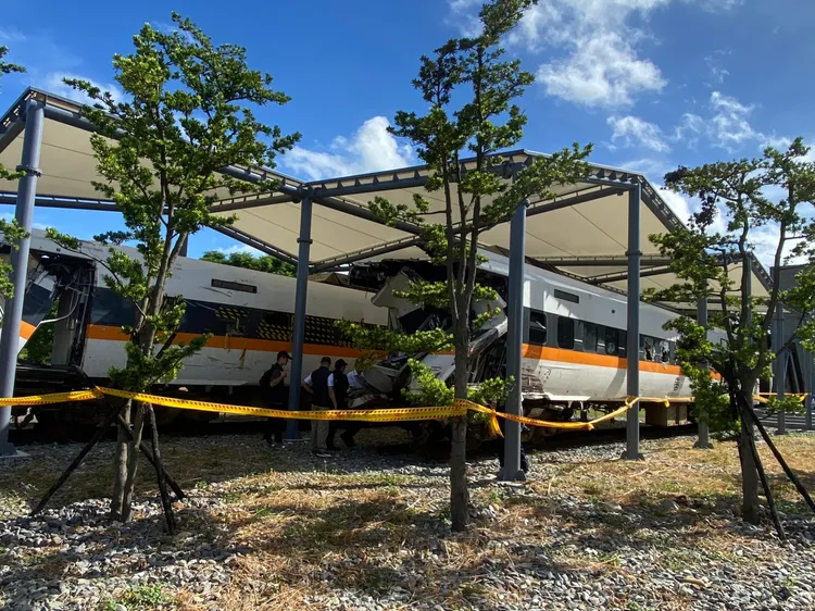 鐵警封鎖現場調查。翻攝畫面