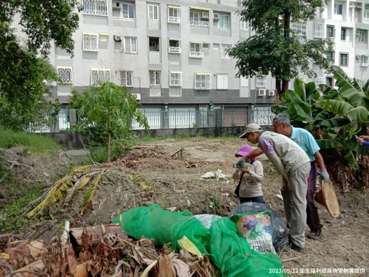 羅一鈞巡檢安南區及中西區提報髒亂點。疾管署提供