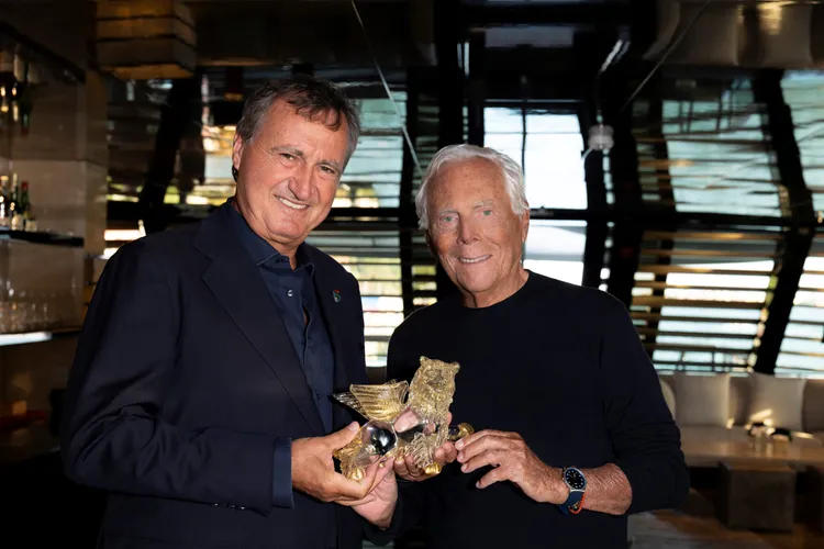 設計師Giorgio Armani（右）在私人酒會上，獲威尼斯市長Luigi Brugnaro頒發穆拉諾玻璃金獅獎。品牌提供