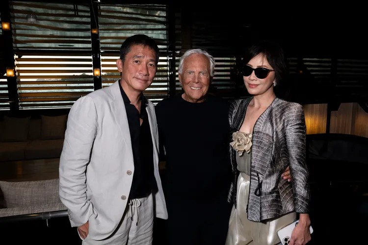 梁朝偉（左起）、設計師Giorgio Armani、劉嘉玲。品牌提供