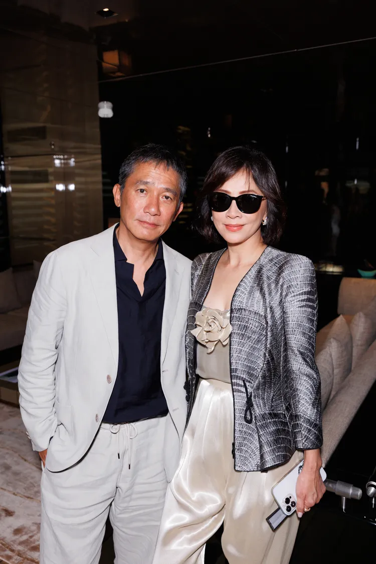 梁朝偉（左）與劉嘉玲在酒會上合影。品牌提供