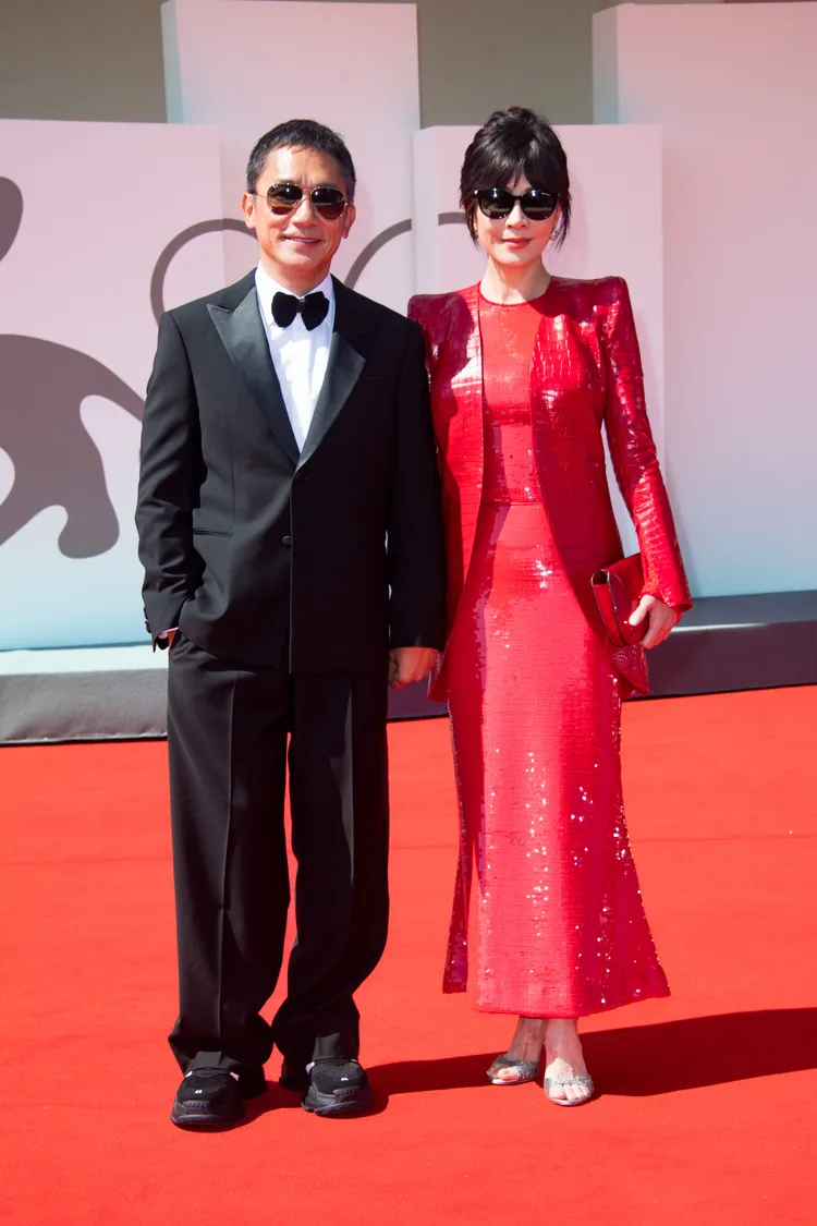 梁朝偉（左）與愛妻劉嘉玲，同樣身著GIORGIO ARMANI服裝。品牌提供