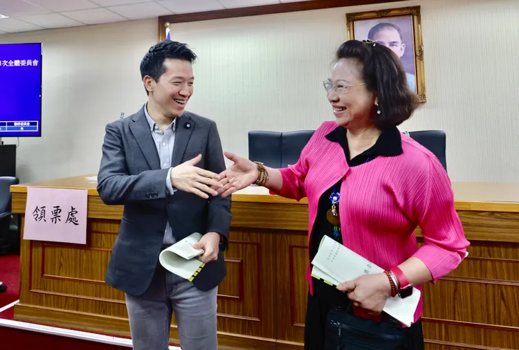 外交及國防委員會推舉民進黨何志偉（左）、國民黨廖婉汝（右）。林林攝