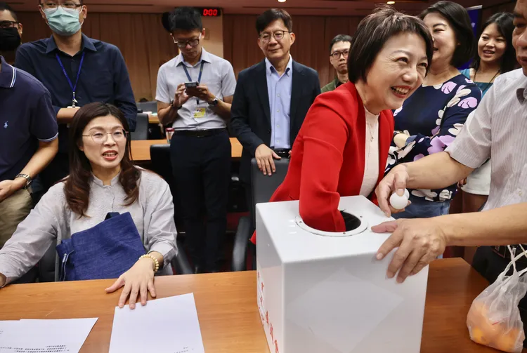 教育及文化委員會新會期召委為國民黨鄭麗文（左）、民進黨范雲（右）。林林攝