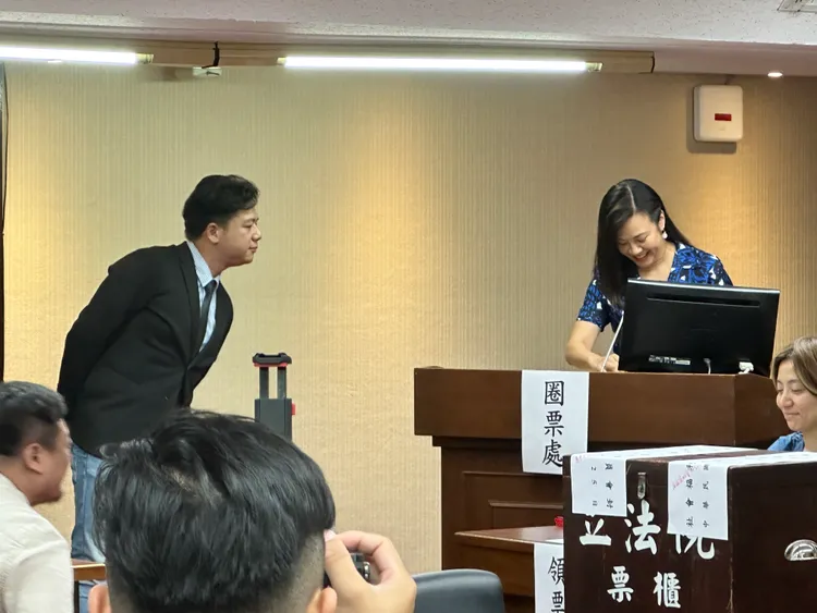 邱臣遠在吳欣盈圈票時偷瞄，一旁的民進黨立委吳玉琴等人打趣的說「不要偷看啦邱臣遠」。潘袁詩羽攝