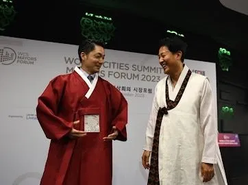 昨晚吳世勳送蔣萬安一套韓服，兩人穿上相視而笑合影。北市府提供