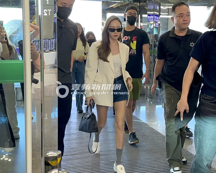 Jessica手拿愛馬仕包，腳踩香奈兒鞋。特勤中心攝