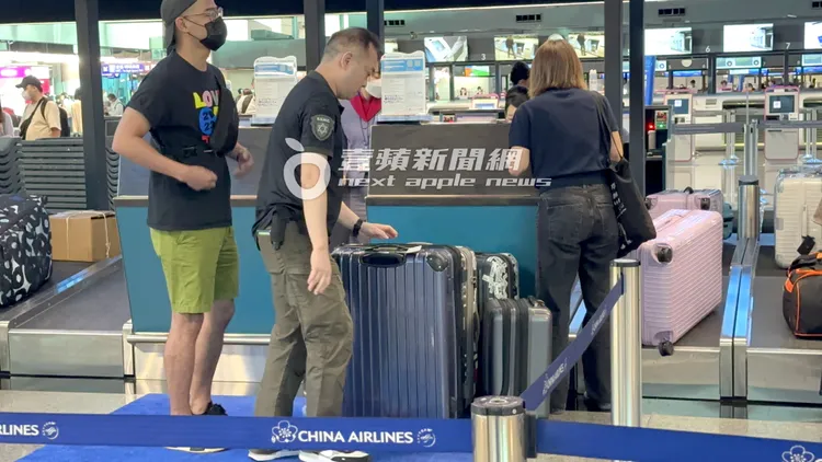 保鑣及工作人員幫忙Jessica先上行李托運。特勤中心攝