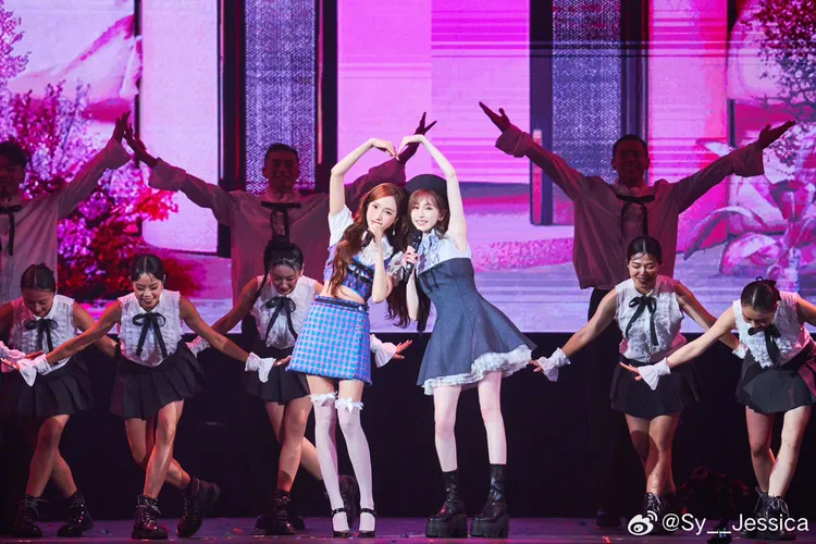 Jessica（左）昨驚喜擔任王心凌演唱會嘉賓。翻攝Jessica微博