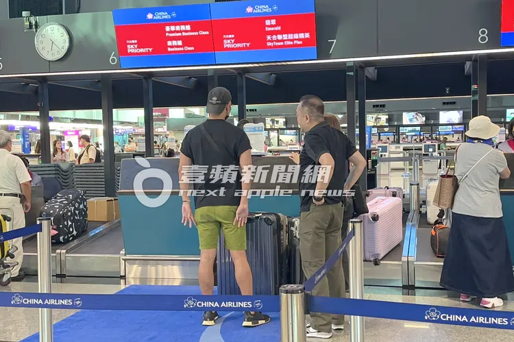 Jessica先遣工作人員在華航櫃台托運行李。特勤中心攝