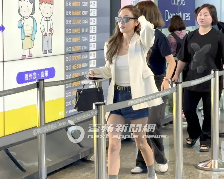 Jessica拿著機票及護照準備出境。特勤中心攝