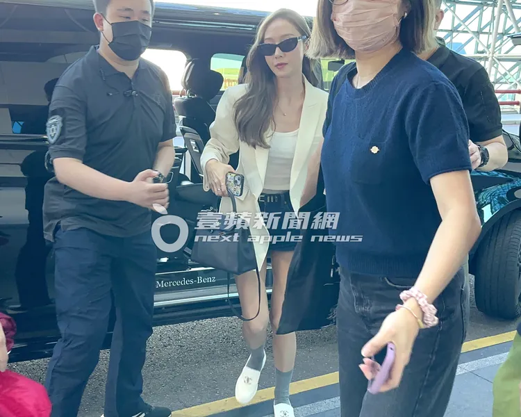 Jessica一身時尚穿搭，俐落有型。特勤中心攝