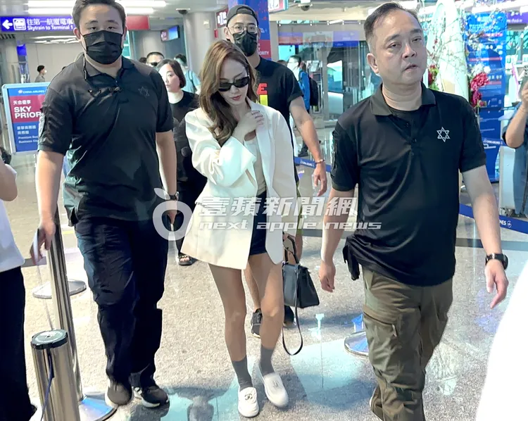 Jessica在工作人員護送下到航空公司櫃台報到。特勤中心攝