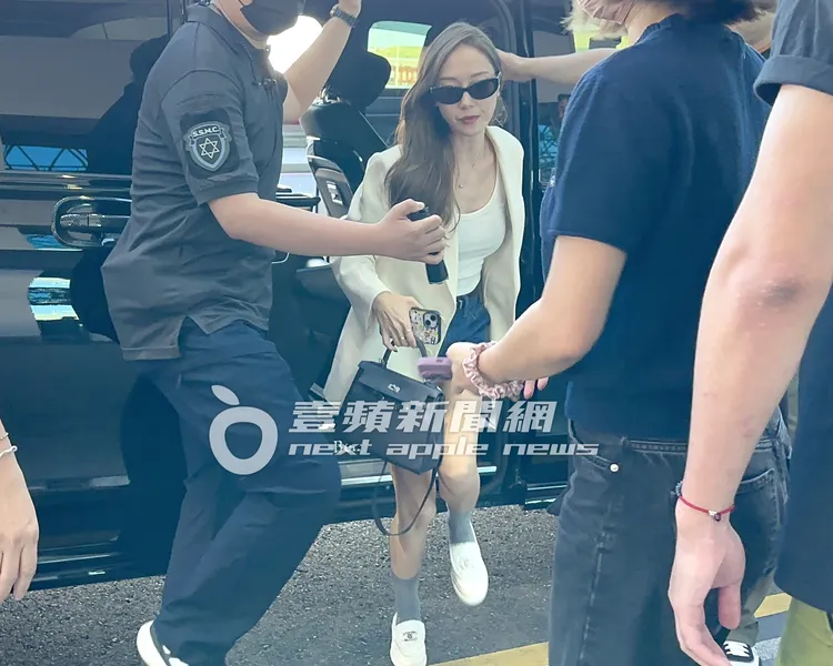 Jessica走下保母車。特勤中心攝