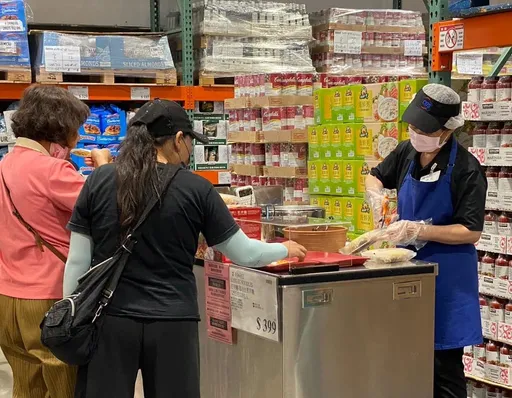 屁孩多拿試吃還猛譙5字經 這情景讓人嘆:老猴生小猴