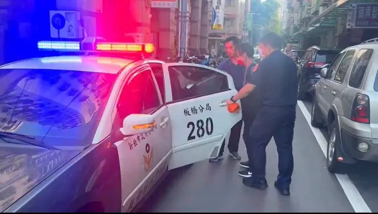 警方將他解送歸案。翻攝畫面