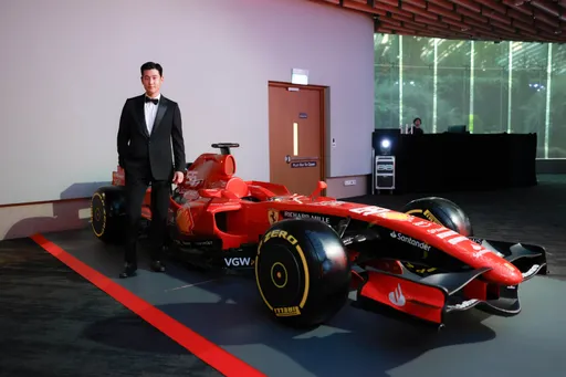 周興哲親臨新加坡法拉利一級方程式賽事 大啖米其林大餐還闖入「絕對禁區」