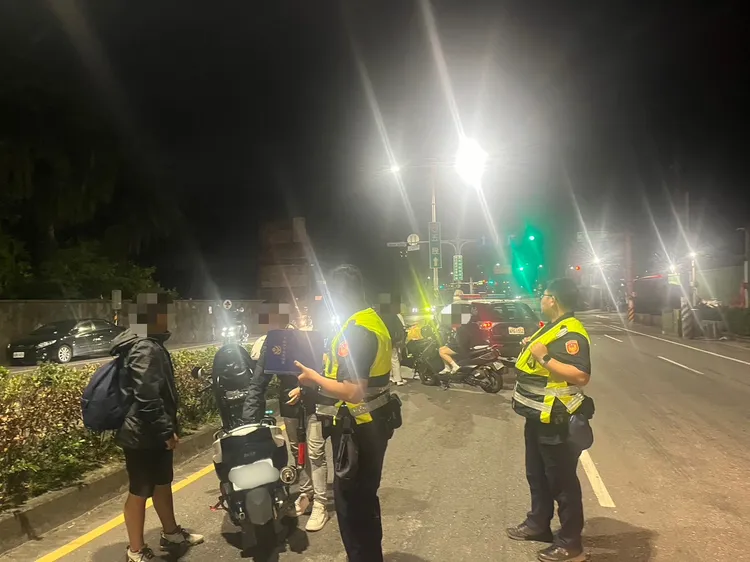 警方攔查屁孩騎改裝車夜遊競速，囂張闖紅燈還不戴安全帽。翻攝畫面