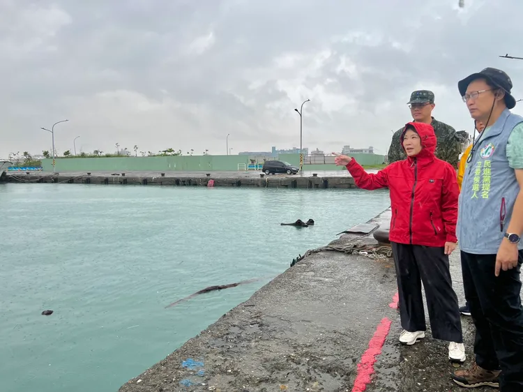 周春米縣長視察鹽埔漁港。翻攝畫面