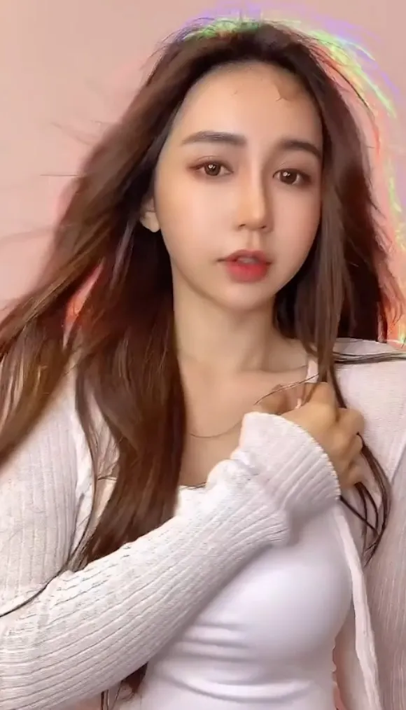 長髮正妹，飄逸的秀髮。IG@agnesmaa 提供