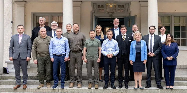 戴米羅克上月20日在臉書發表烏克蘭總統澤連斯基（中）訪問瑞典國會，與各黨派領袖的大合照。翻攝臉書@Muharrem Demirok