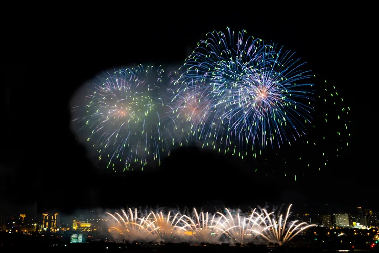 今年國慶焰火施放時間長達36分鐘、近3萬發焰火彈，號稱全台最艷麗。市府提供