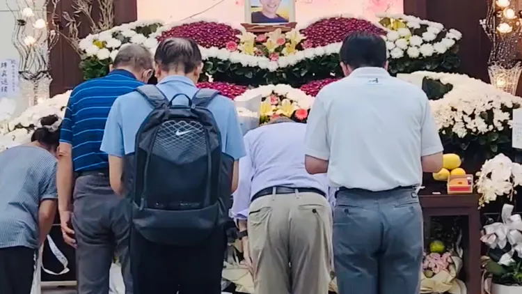 劉安皓率員上香致意。讀者提供