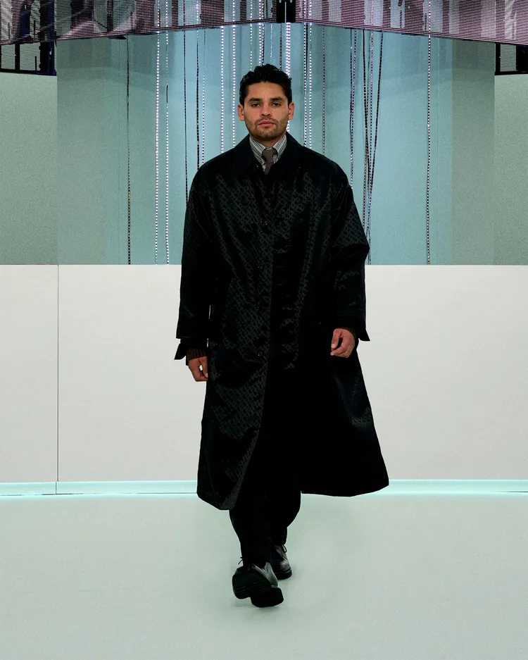 標誌性B-monogram圖案單品深化了品牌識別形象。品牌提供