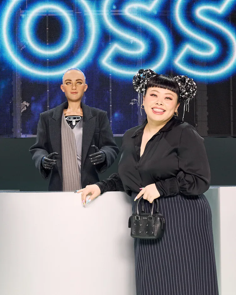 日本女星渡邊直美與原創機器人Sophia合影。品牌提供