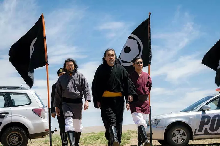 役所廣司飾演恐怖組織「TENT」首領，實際上做了開孤兒院、扶貧濟弱等善事。