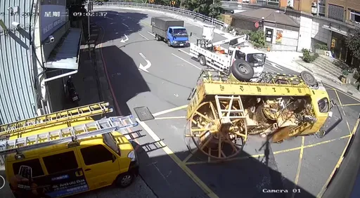 失速工程車！翻滾1圈半　駕駛噴出「滿臉血跌坐」驚悚畫面曝光