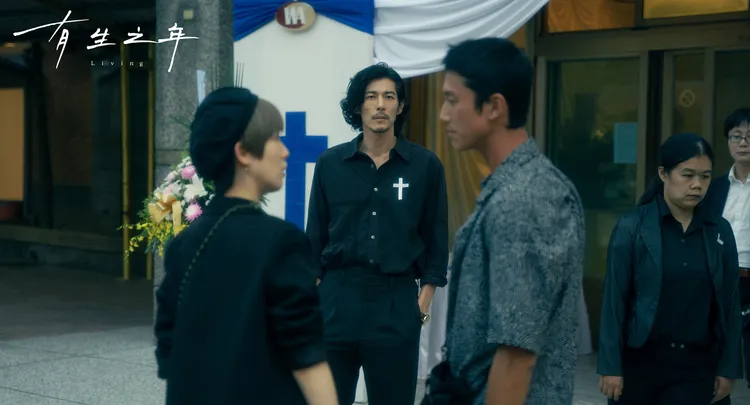 吳慷仁（右起）、孫可芳及郭鑫在新戲這段前男女朋友同場尷尬碰面，帶動收視高潮。八大提供