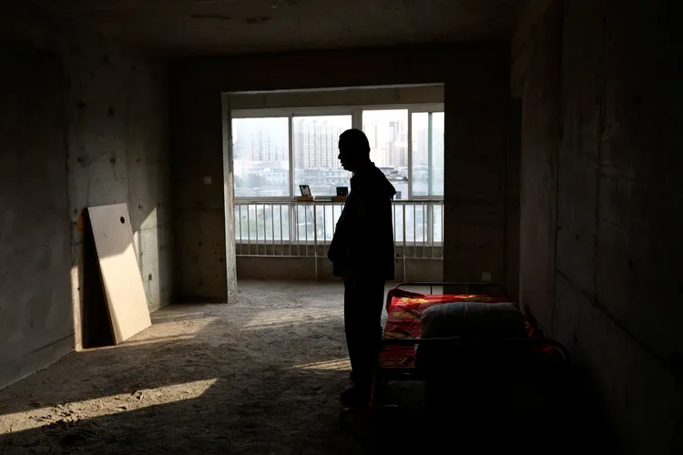 爛尾樓沒水電，居民要爬20層高樓。路透社