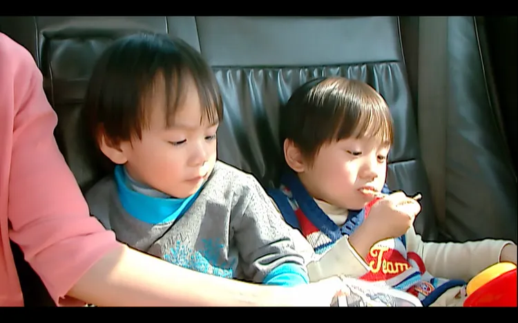 小小彬（左）與迷你彬拍大愛劇《警察先生》分別是7歲跟5歲。大愛提供