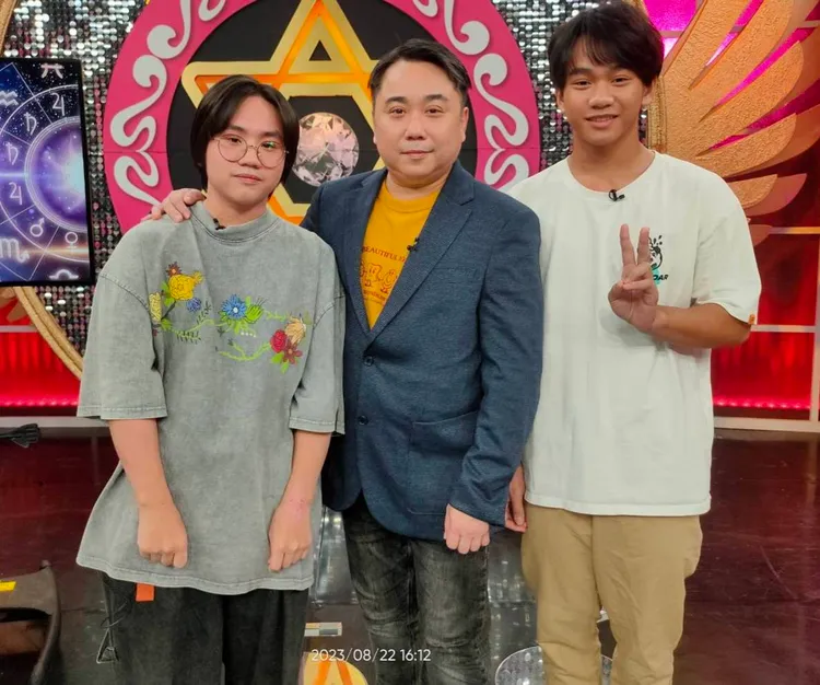 小彬彬（中）說小小彬（左）、迷你彬都長大了，不敢幫兒子回答問題。小彬彬提供