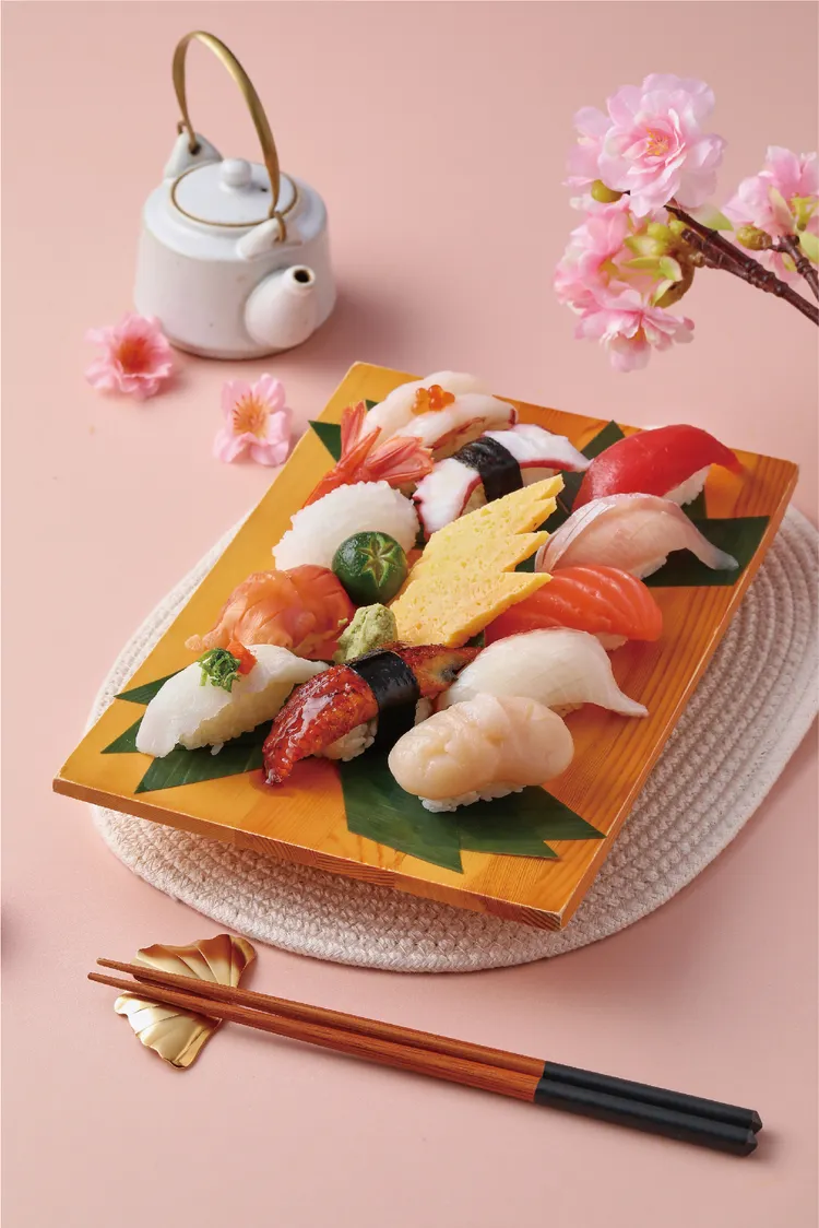 丸壽司壽套餐，天使紅蝦、花枝、干貝、比目魚、煮章魚、鰻魚、鮪魚、青魽、鮭魚、海鱺、赤貝、玉子燒，推薦價700元。