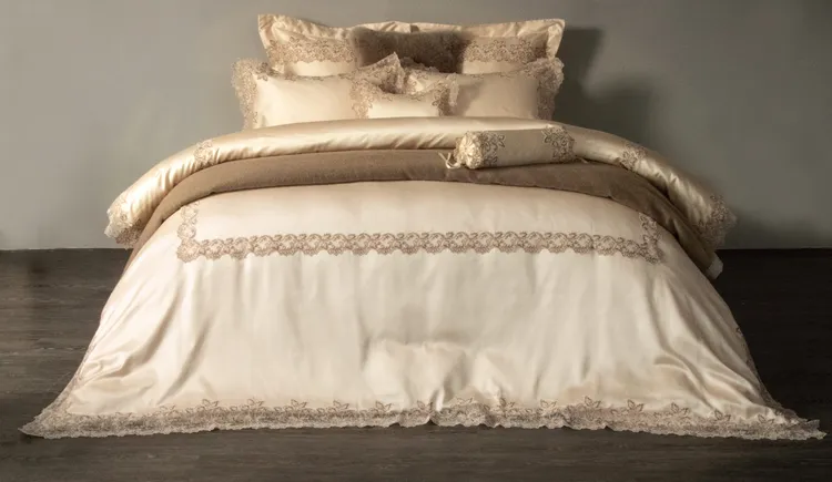 義大利高級寢具品牌寬庭波麗露義大利GIZA埃及超長纖細棉600TC蕾絲寢飾 ，豪華雙人10件式，原價97,170元，週年慶特價49,800元 ，下殺近52折。
