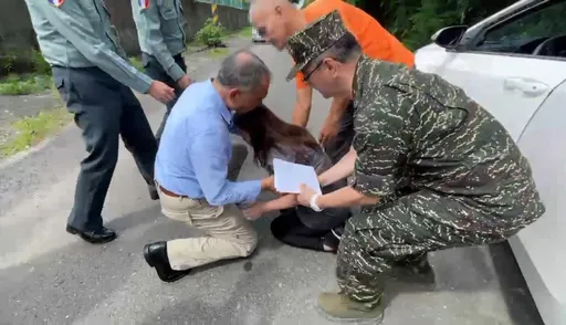 中尉輕生亡！母哭跪邱國正「兒被逼死」　海軍：會請連長跟家屬說明