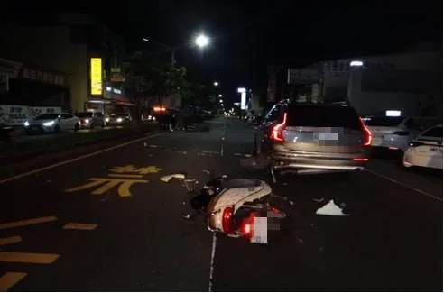 警方對違停休旅車先製單告發，將再追究其肇事責任。讀者提供