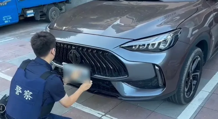 酒駕扣排新規定上路，警方查獲酒駕酒精濃度達每公升0.15毫克違規標準以上，需當場拆卸汽機車牌照，移置保管。翻攝畫面